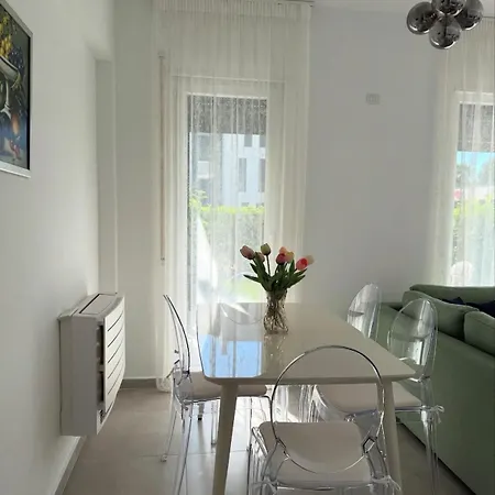 First Floor With Garden Near The *
