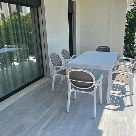 Appartement First Floor With Garden Near The